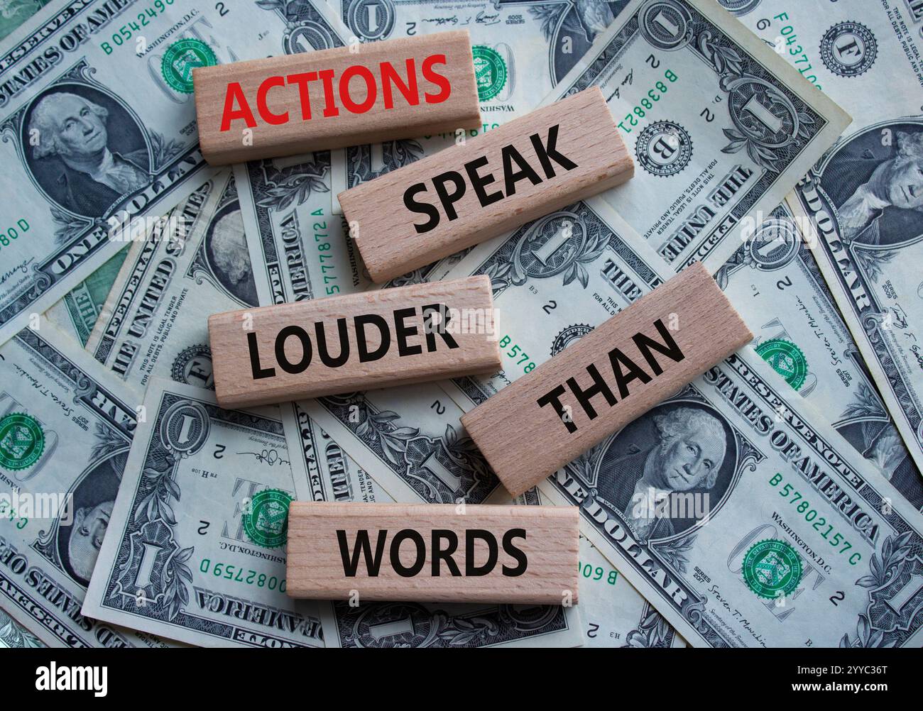 Les actions parlent plus fort que le symbole des mots. Blocs de bois avec des mots les actions parlent plus fort que les mots. Beau fond dollar. Affaires et actions co Banque D'Images