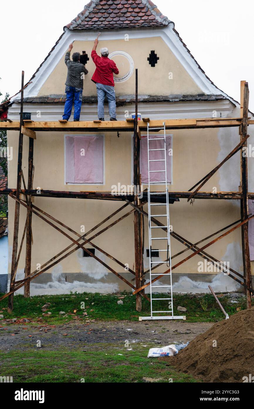 Peinture d'une maison dans le village de Viscri, Transylvanie, Roumanie Banque D'Images