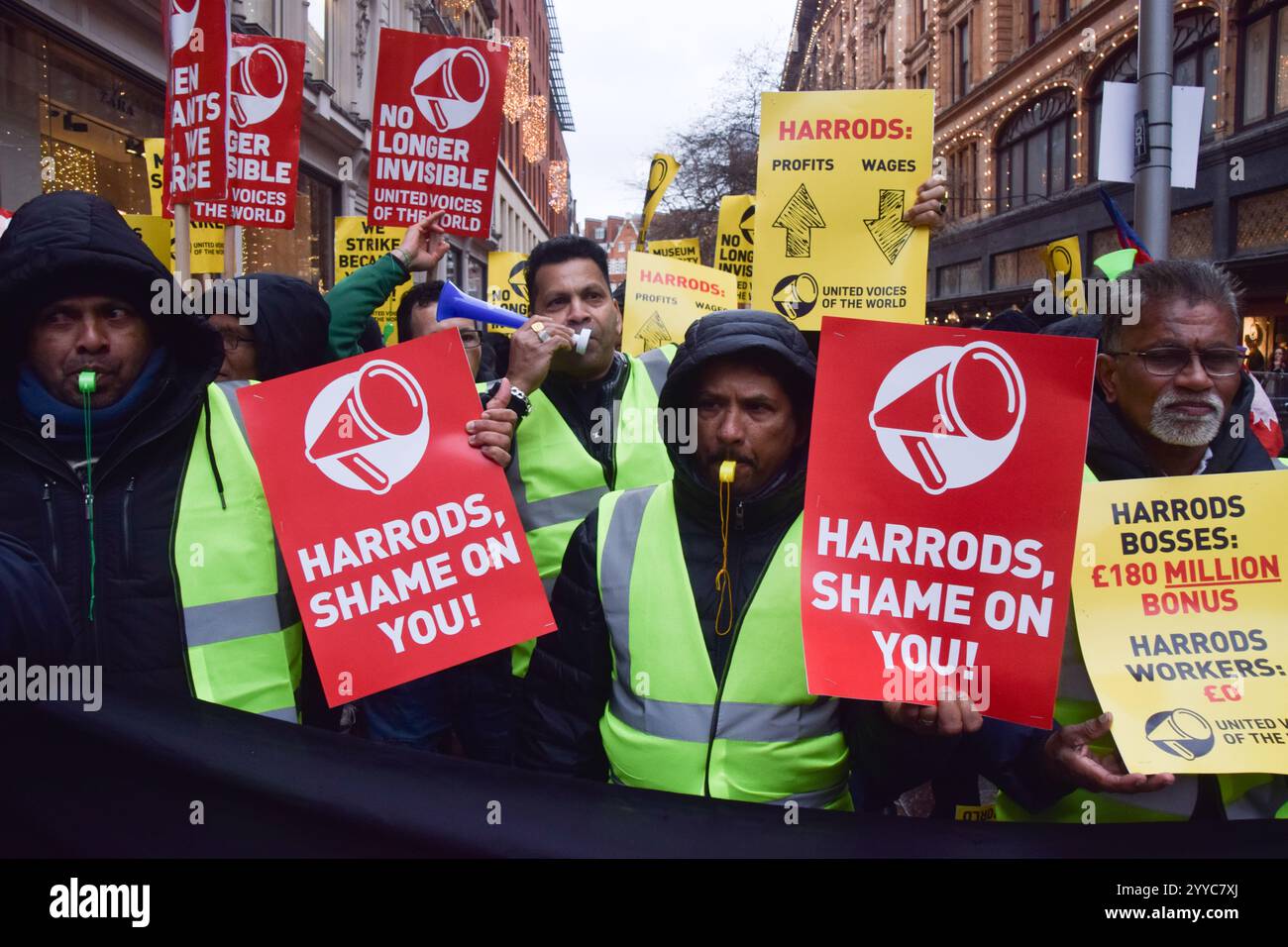 Londres, Royaume-Uni. 21 décembre 2024. Les manifestants tiennent des pancartes « Harrods, honte à vous » pendant la manifestation devant Harrods. Les travailleurs de Harrods ont organisé une manifestation lors du piquet de grève devant le célèbre grand magasin de Knightsbridge alors qu'ils commencent leur grève le week-end dernier avant Noël. Crédit : SOPA images Limited/Alamy Live News Banque D'Images