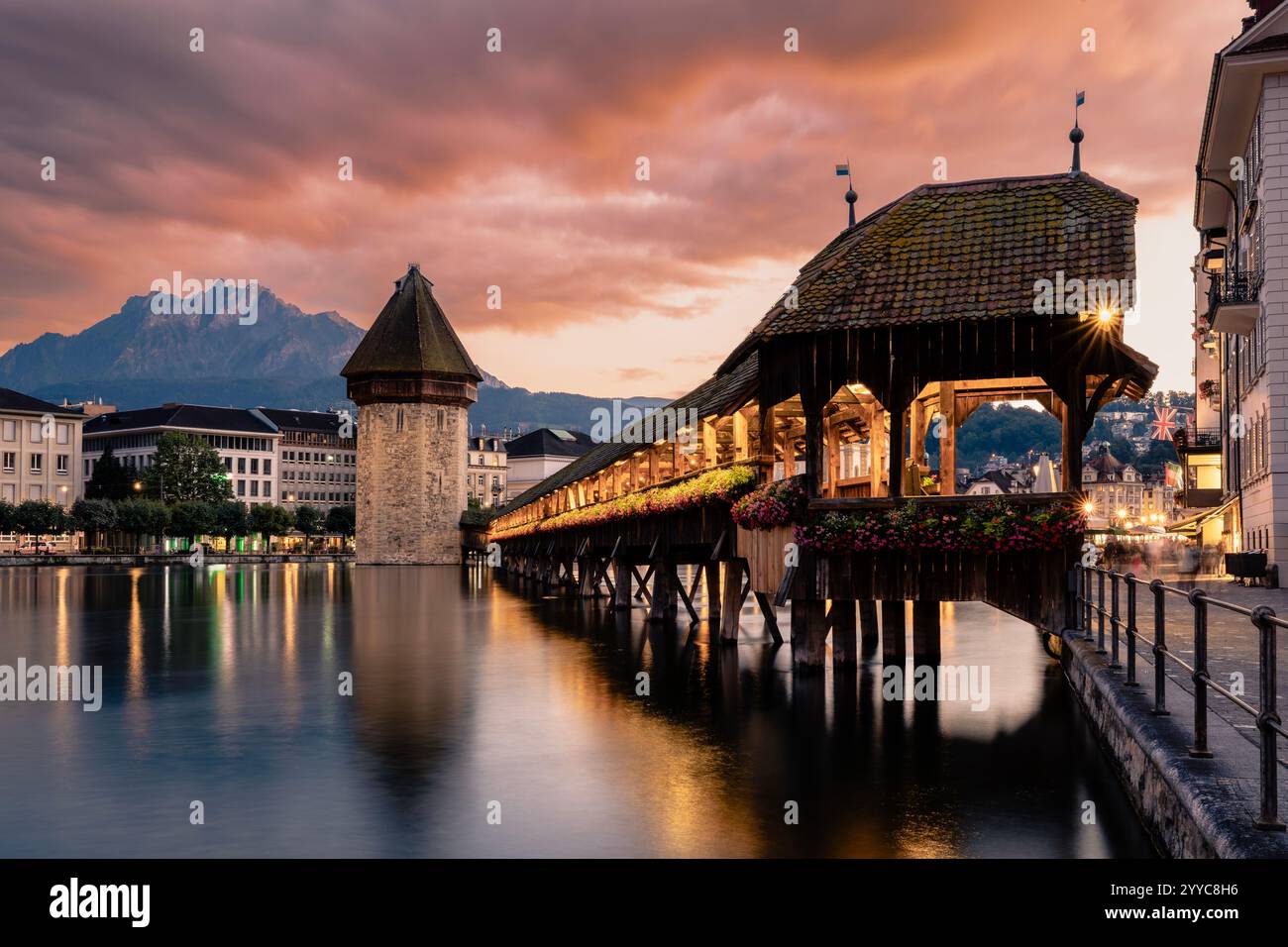 Chapel Bridge est le plus ancien pont couvert d'Europe. Monument historique contre le Mont Pilate à Lucerne en Suisse. Banque D'Images