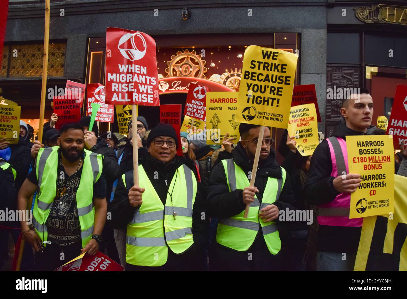 Londres, Royaume-Uni. 21 décembre 2024. Les manifestants tiennent des pancartes de grève pendant la manifestation devant Harrods. Les travailleurs de Harrods ont organisé une manifestation lors du piquet de grève devant le célèbre grand magasin de Knightsbridge alors qu'ils commencent leur grève le week-end dernier avant Noël. (Photo de Vuk Valcic/SOPA images/SIPA USA) crédit : SIPA USA/Alamy Live News Banque D'Images