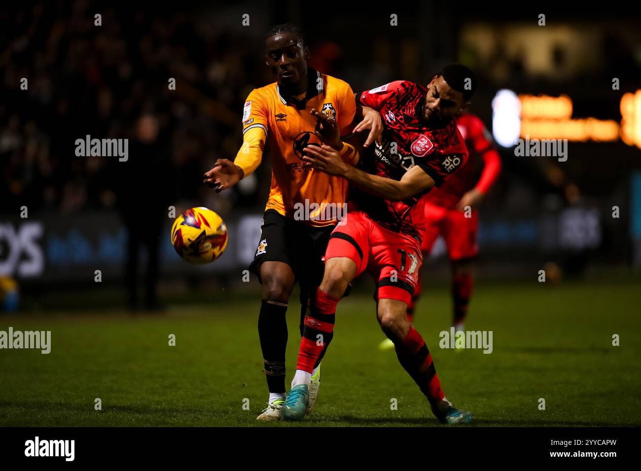 Sullay Kaikai de Cambridge United et Brodie Spencer de Huddersfield Town lors du match EFL League One, Cambridge United vs Huddersfield Town Banque D'Images