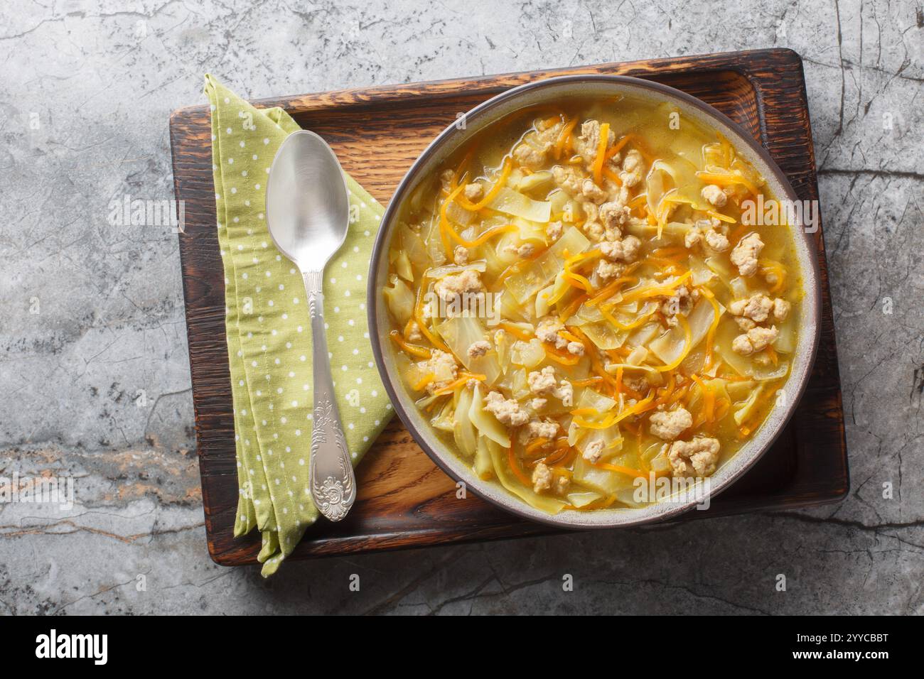 Soupe de roulés aux œufs d'hiver diète avec de la viande hachée, des légumes et des épices gros plan dans un bol sur la table. Vue horizontale de dessus Banque D'Images