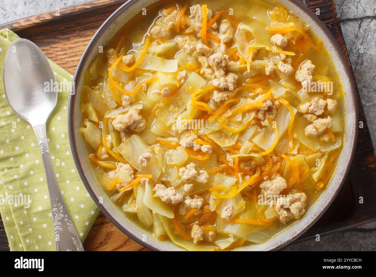 La soupe roulée aux œufs combine de la viande hachée, du chou et un riche bouillon avec du gingembre, de l'ail et de la sauce soja pour un repas savoureux et copieux en gros plan sur le plat de cuisson Banque D'Images