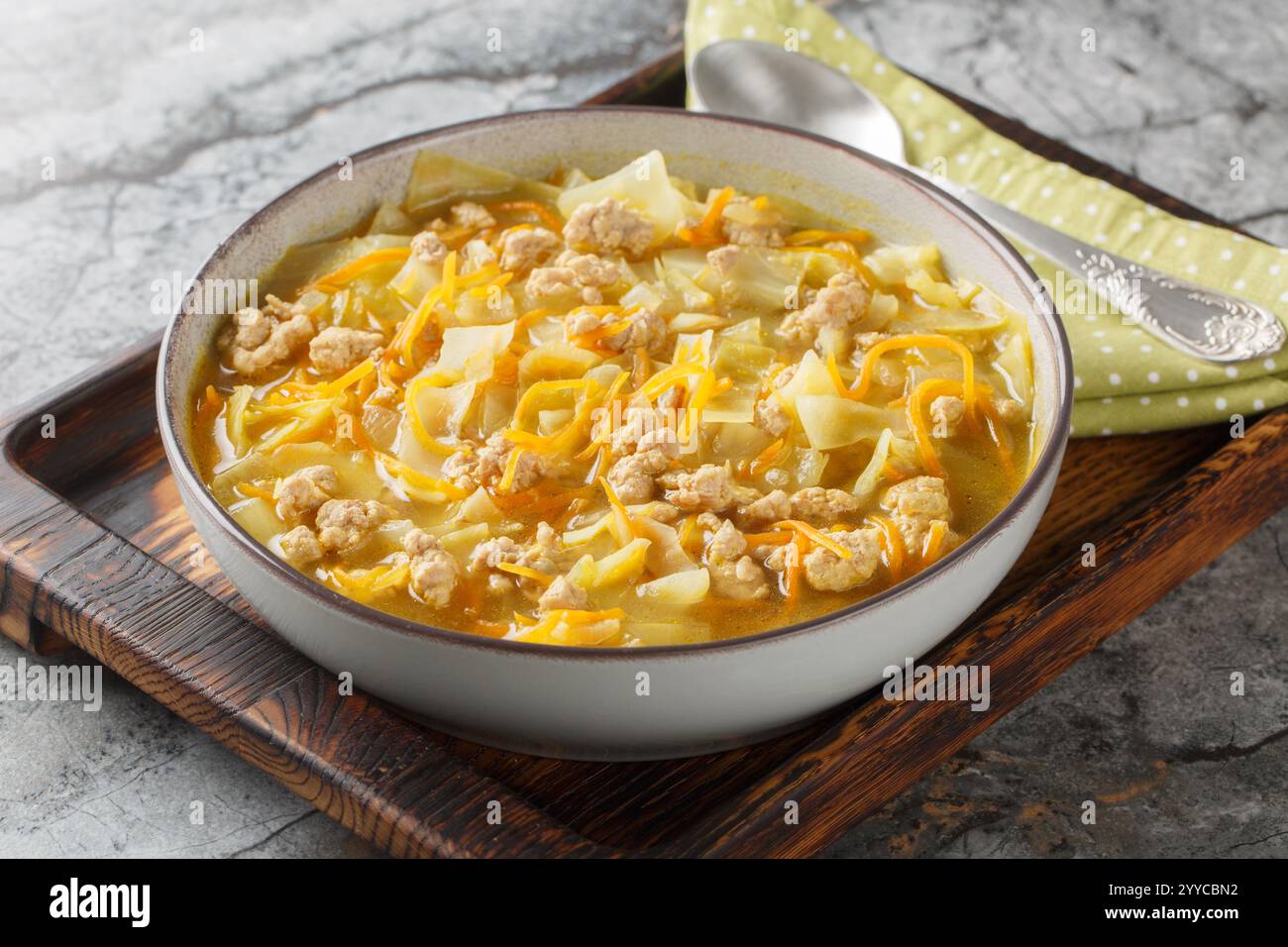 Soupe de roulés aux œufs d'hiver diète avec de la viande hachée, des légumes et des épices gros plan dans un bol sur la table. Horizontal Banque D'Images