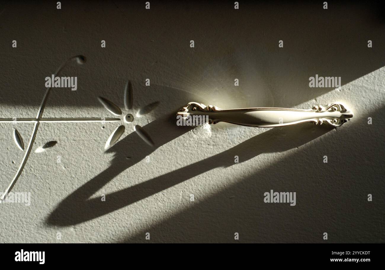 gros plan de la poignée sur le tiroir de la commode Banque D'Images