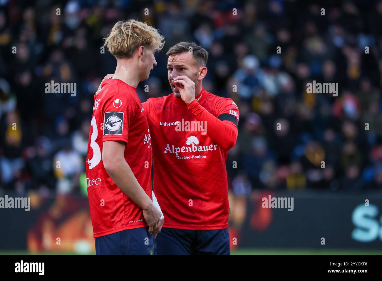 Simon Skarlatidis (SpVgg Unterhaching, #30) im gespraech mit Maximilian Hennig (SpVgg Unterhaching, #33), GER, SpVgg Unterhaching vs. Dynamo Dresde, Fussball, 3. Liga, 19 ans. Spieltag, saison 2024/2025, 21.12.2024, LES RÈGLEMENTS du LDF INTERDISENT TOUTE UTILISATION DE PHOTOGRAPHIES COMME SÉQUENCES D'IMAGES, Foto : Eibner-Pressefoto/Jenni Maul Banque D'Images