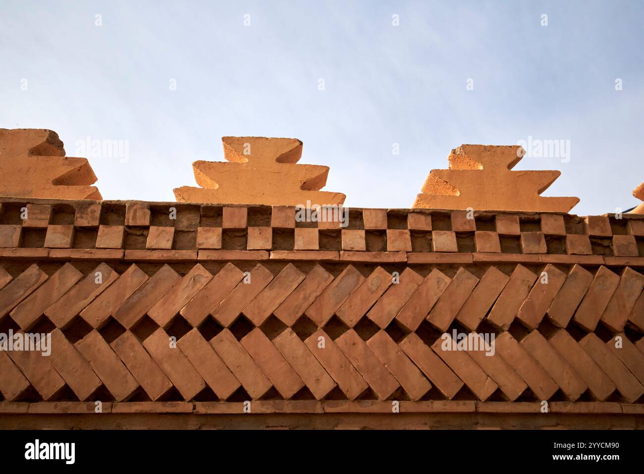détail de briques architecturales sur les bâtiments des jardins de la menara marrakech, maroc Banque D'Images