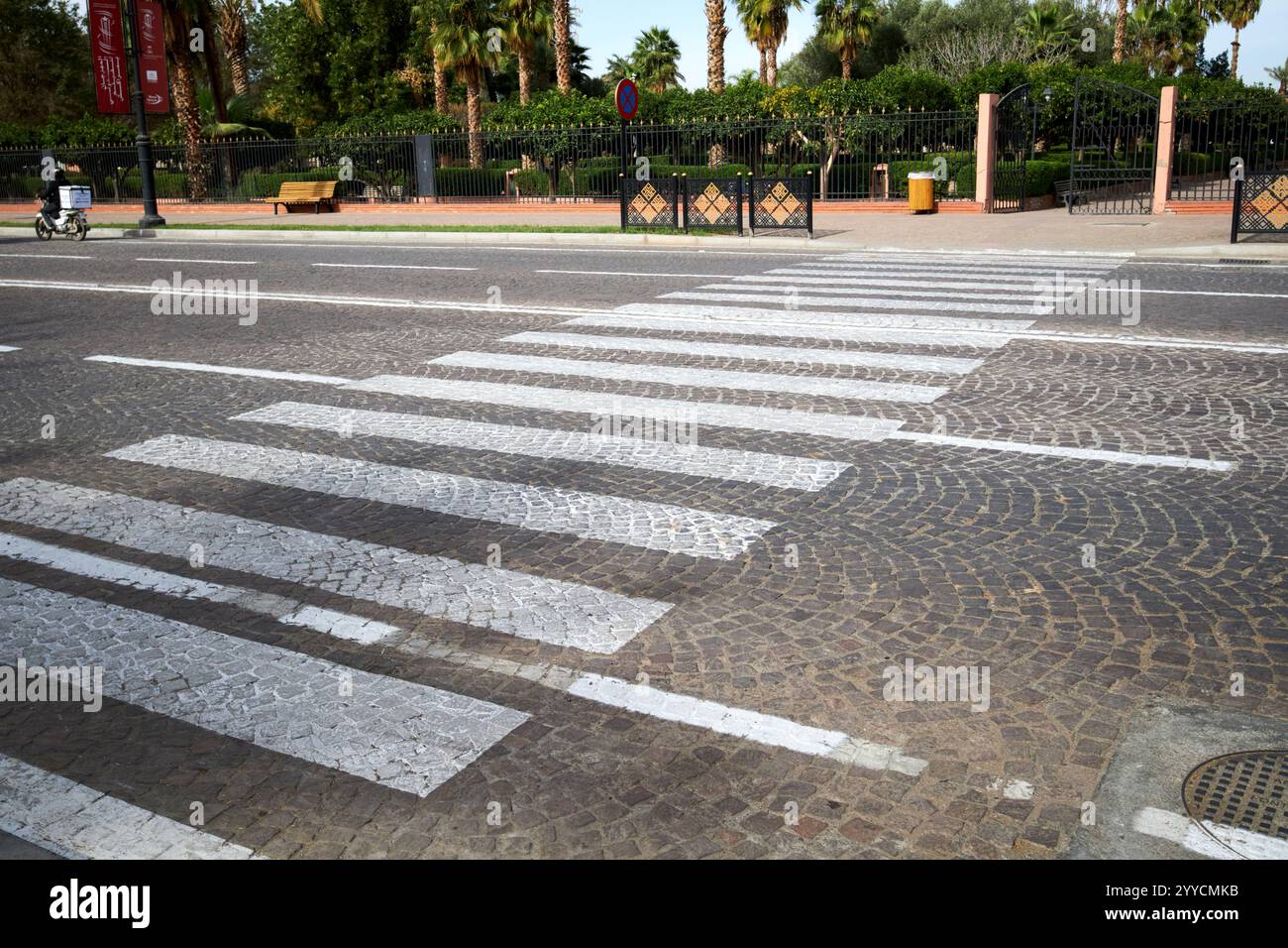 passage piétonnier vide sur une rue principale de marrakech, maroc Banque D'Images