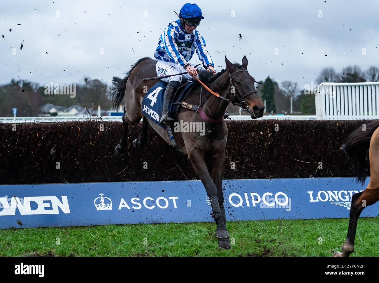 Ascot, Berkshire, samedi 21 décembre 2024 ; Victtorino et le jockey Charlie Deutsch remportent la Howden Silver Cup handicap Chase pour l'entraîneur Venetia Williams et le propriétaire Martians Racing. Crédit JTW Equine images / Alamy Live News. Banque D'Images