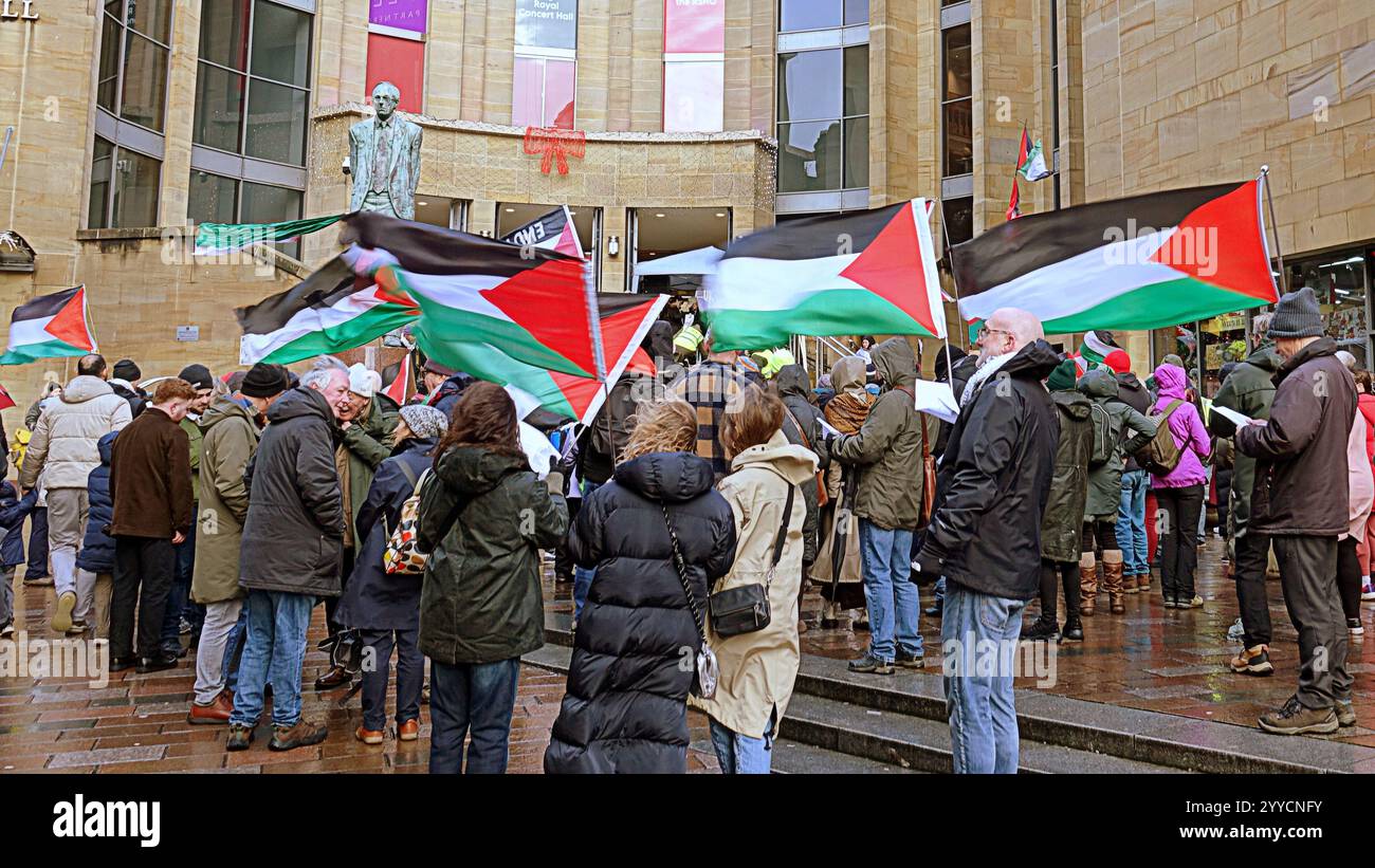 Glasgow, Écosse, Royaume-Uni. 21 décembre 2024. Manifestation palestinienne régulière hebdomadaire sur les marches de la salle de concert royale de la rue buchanan. Crédit Gerard Ferry /Alamy Live News Banque D'Images