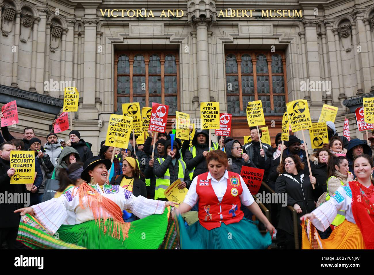 Londres, Royaume-Uni. 21 décembre 2024. Des centaines de membres du syndicat United Voices of the World (UVW) participent à la grève X-Mass à Londres. Le piquet devant le V&A Museum, comprend des chefs, des serveurs, des stewards, des boulangers, réceptionnistes, poissonniers, nettoyeurs, assistants commerciaux, gardes de sécurité, et autres. La grève implique plus de 350 membres de l'UVW travaillant dans cinq endroits importants : Harrods, Musée des sciences, Musée d'histoire naturelle, Musée V&A et Département de l'éducation. Les travailleurs ont lancé une grève coordonnée de Noël pour attirer l'attention sur les bas salaires, les mauvaises conditions de travail, et Banque D'Images