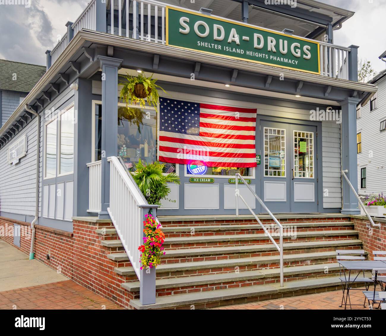 façade avant de la pharmacie de l'îlot refuge Banque D'Images
