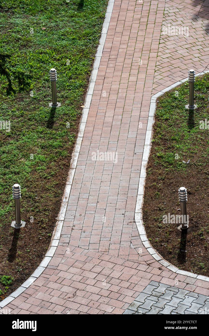 Chemin silencieux. Trottoir de jardin encadré. Banque D'Images