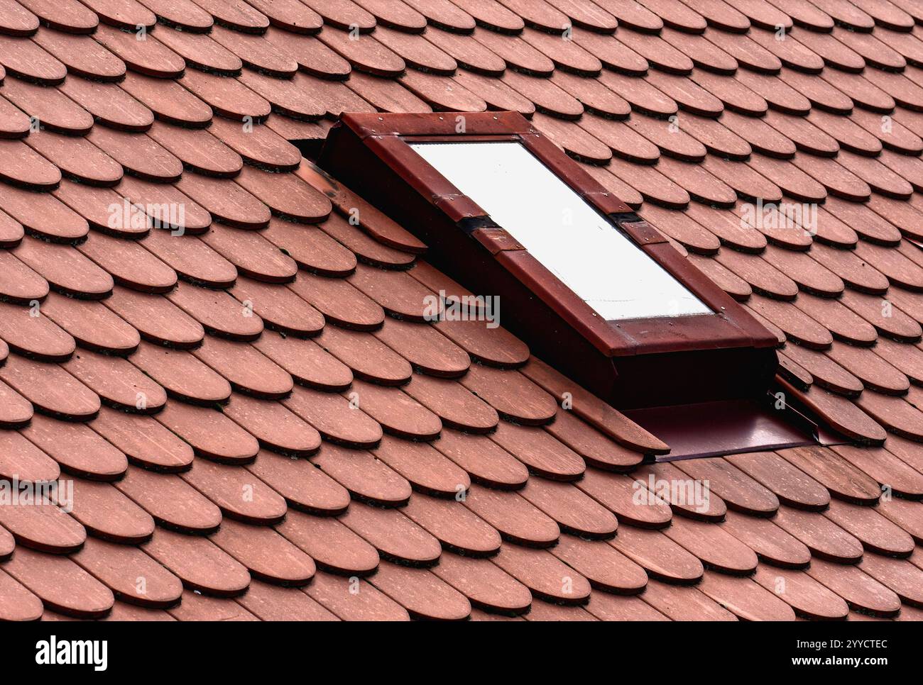 Imitation encadrée : fenêtre sur le toit rouge Banque D'Images