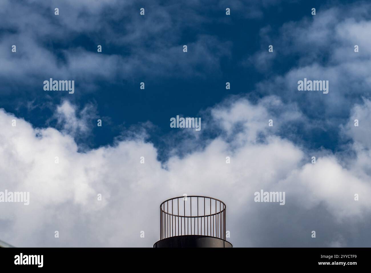 Le ciel est la limite : atteindre les nuages Banque D'Images
