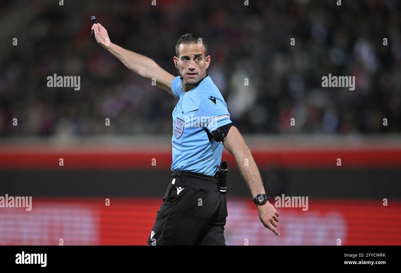 Arbitre arbitre Javier Alberola Rojas (ESP) Gesture Gesture UEFA Conference League, Voith-Arena, Heidenheim, Bade-Wuerttemberg, Allemagne, Europe Banque D'Images