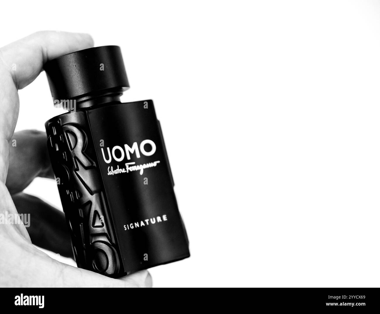 Brésil, 21 décembre 2024. Parfum homme Vintage Uomo signature avec une pyramide olfactive chaude et épicée pour l'automne hiver. Banque D'Images