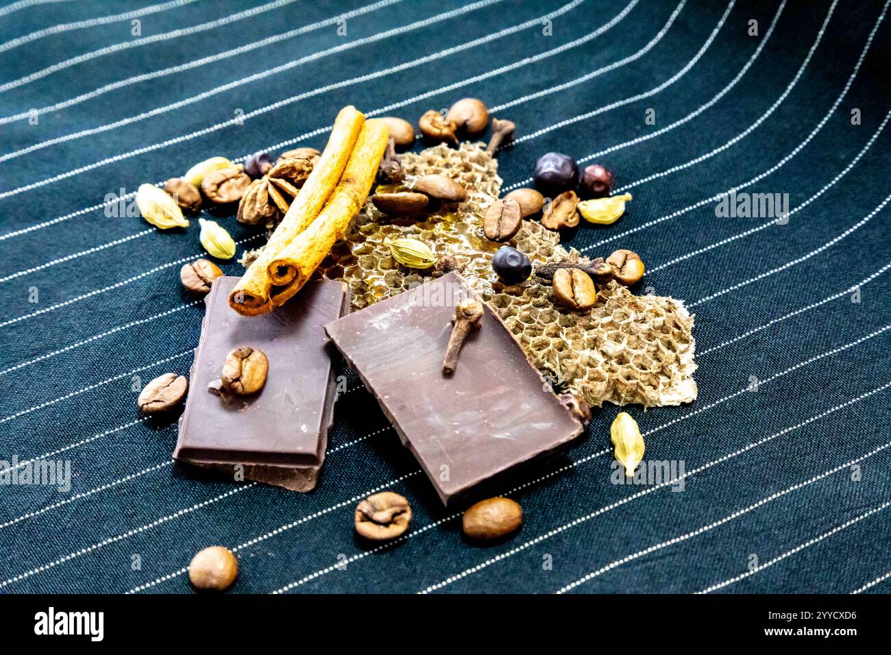 Pyramide olfactive chaude et épicée avec tabac, vanille, chocolat, cannelle, clous de girofle, cardamome, miel, anis étoilé, genévrier et café Banque D'Images