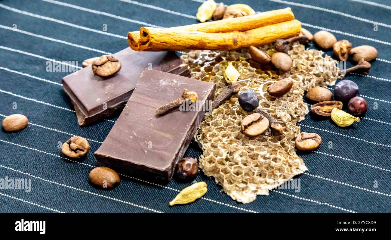 Pyramide olfactive chaude et épicée avec tabac, vanille, chocolat, cannelle, clous de girofle, cardamome, miel, anis étoilé, genévrier et café Banque D'Images
