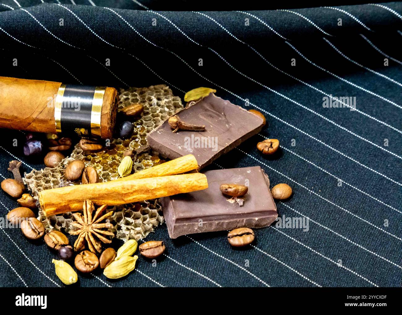 Pyramide olfactive chaude et épicée avec tabac, vanille, chocolat, cannelle, clous de girofle, cardamome, miel, anis étoilé, genévrier et café Banque D'Images