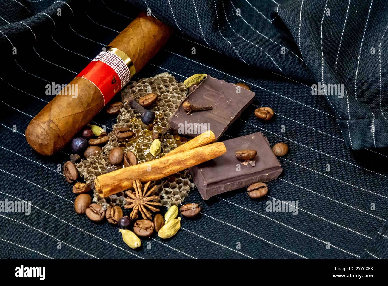 Pyramide olfactive chaude et épicée avec tabac, vanille, chocolat, cannelle, clous de girofle, cardamome, miel, anis étoilé, genévrier et café Banque D'Images
