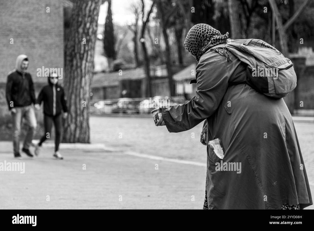 Rome, Italie - 5 avril 2019 : vieille mendiante mendiante mendiant pour de l'argent dans les rues de Rome, Italie. Banque D'Images