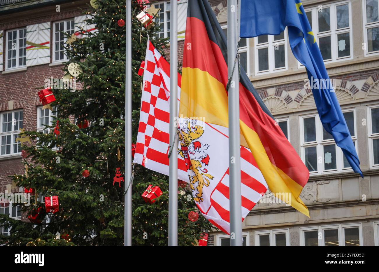 Brême, Allemagne. 21 décembre 2024. Le drapeau de Brême (G-d), le drapeau allemand et le drapeau de l'Union européenne sont suspendus en Berne devant le Parlement de Brême pour commémorer les victimes de l'attentat contre le marché de Noël de Magdebourg. Les représentants des showmen et les visiteurs du marché de Noël de Brême ont pris part au service commémoratif. Crédit : dpa/Alamy Live News Banque D'Images