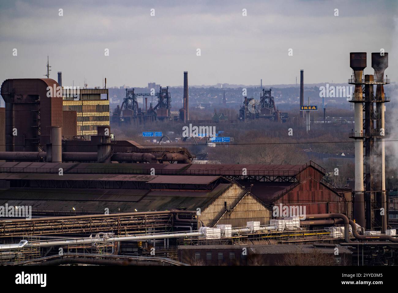 Panorama des ThyssenKrupp Steel Stahlwerk in Duisburg-Bruckhausen, Oxygenstahlwerk und Brammenstraßen, im Hintergrund das ehemalige Thyssen Hüttenwerk Meidrich, heute der Landschaftspark Duisburg-Nord, Hochöfen, NRW, Deutschland, ThyssenKrupp Steel Bruckhausen *** Banque D'Images