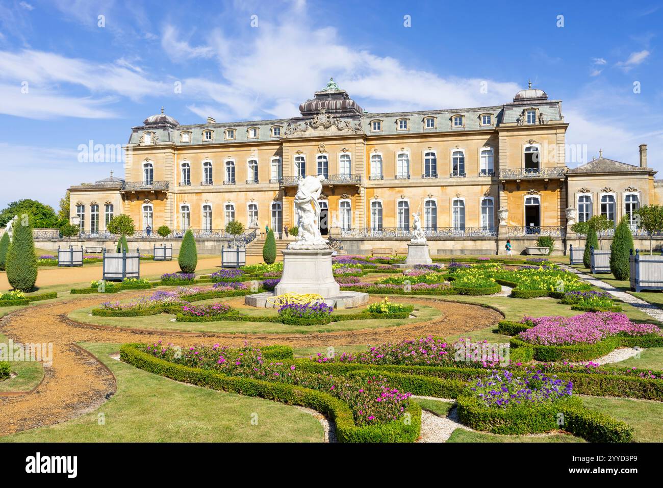 Wrest Park Bedfordshire jardins formels et statues à l'extérieur de la maison de campagne anglaise Wrest Park and Gardens Silsoe Bedfordshire Angleterre Royaume-Uni GB Europe Banque D'Images