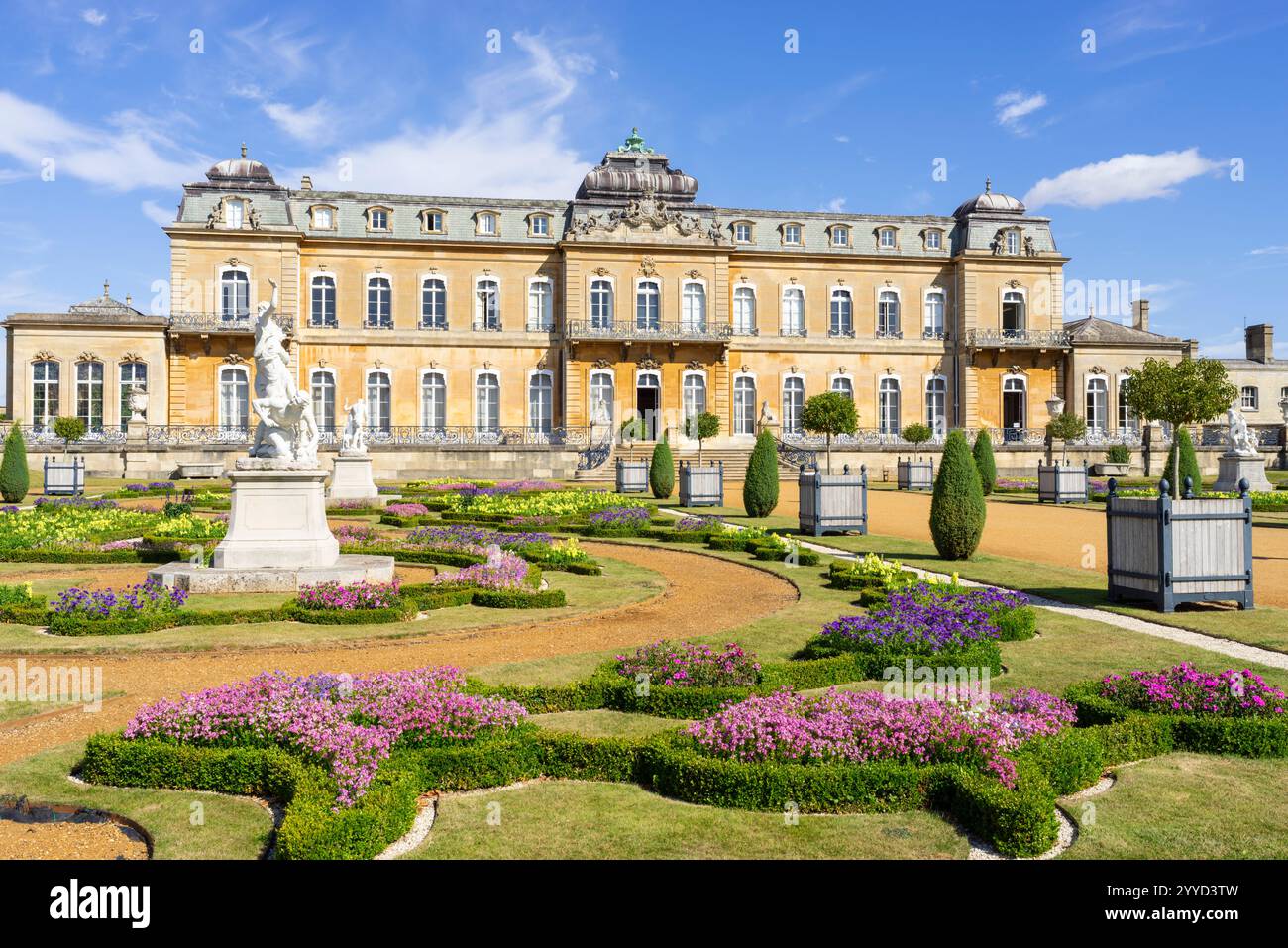 Wrest Park Bedfordshire jardins formels et statues à l'extérieur de la maison de campagne anglaise Wrest Park and Gardens Silsoe Bedfordshire Angleterre Royaume-Uni GB Europe Banque D'Images