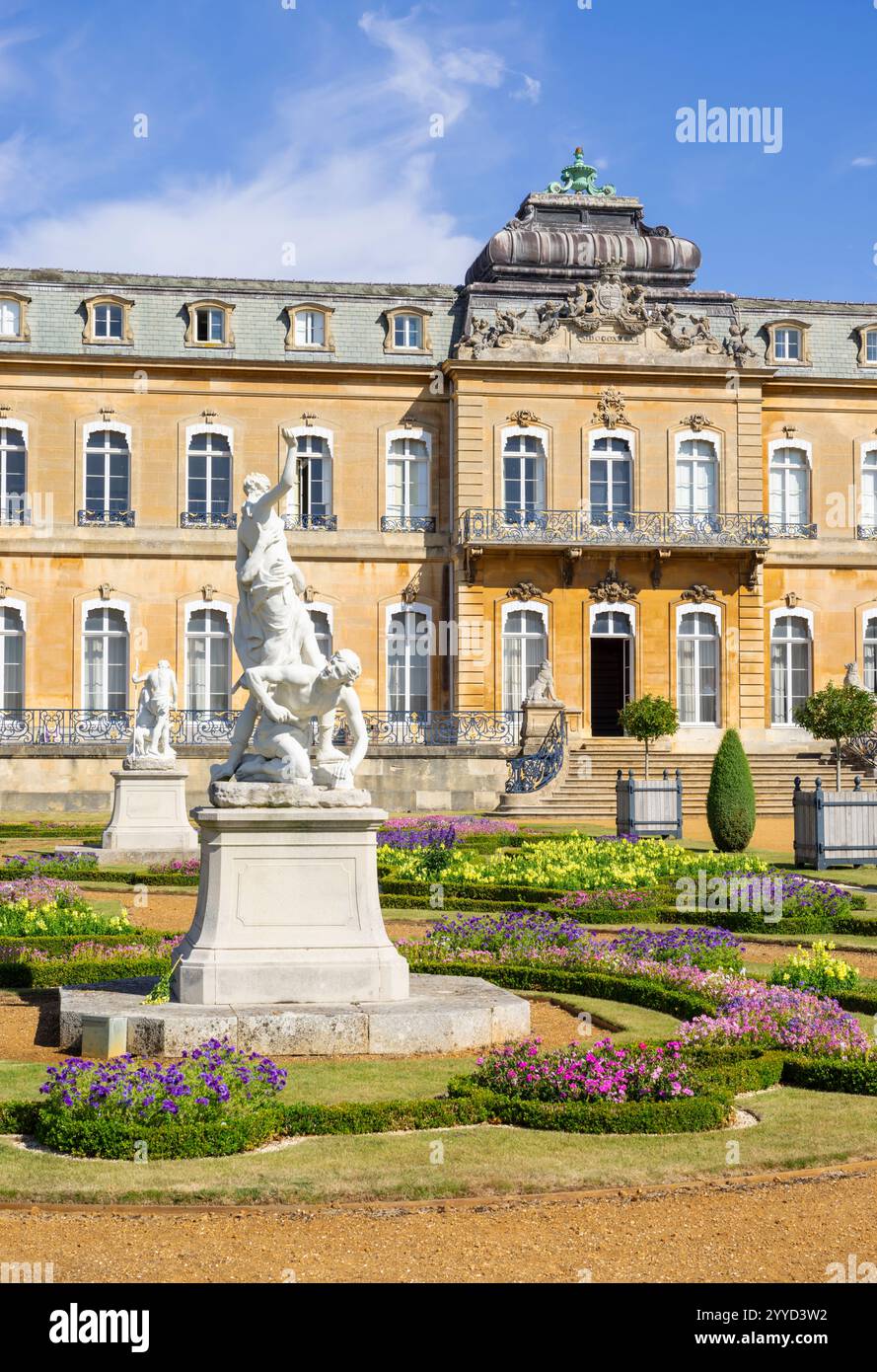 Wrest Park Bedfordshire jardins formels et statues à l'extérieur de la maison de campagne anglaise Wrest Park and Gardens Silsoe Bedfordshire Angleterre Royaume-Uni GB Europe Banque D'Images