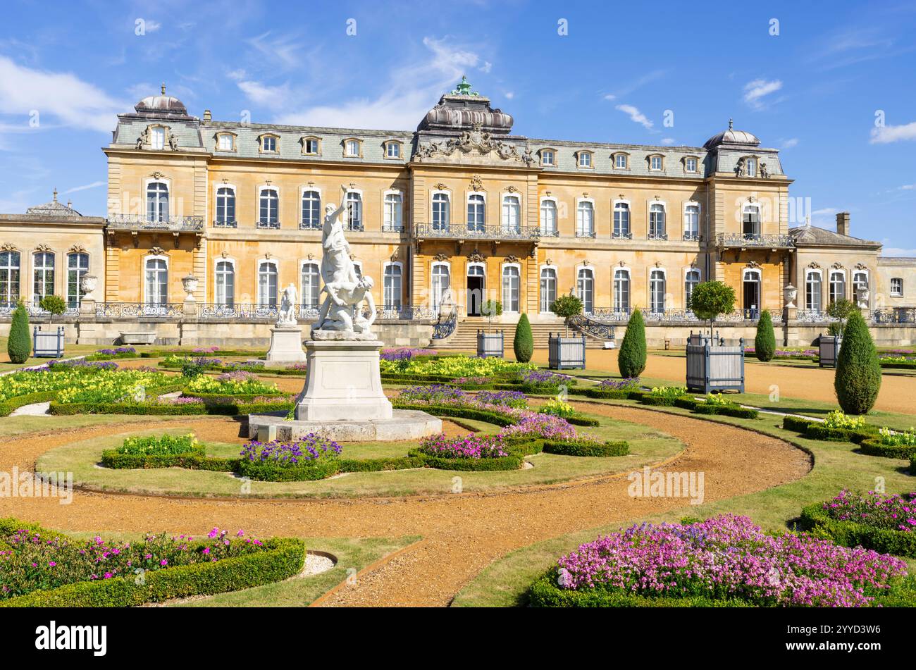Wrest Park Bedfordshire jardins formels et statues à l'extérieur de la maison de campagne anglaise Wrest Park and Gardens Silsoe Bedfordshire Angleterre Royaume-Uni GB Europe Banque D'Images