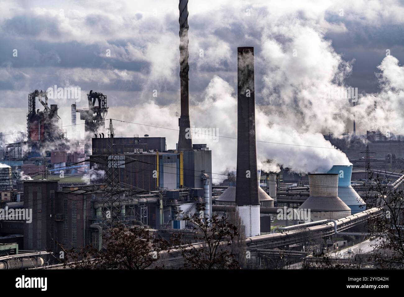 Panorama des ThyssenKrupp Steel Stahlwerk in Duisburg-Bruckhausen, die Hochöfen 8 und 9, NRW, Deutschland, ThyssenKrupp Steel Bruckhausen *** Panorama des aciéries ThyssenKrupp in Duisburg Bruckhausen, hauts fourneaux 8 et 9, NRW, Allemagne, ThyssenKrupp Steel Bruckhausen Banque D'Images