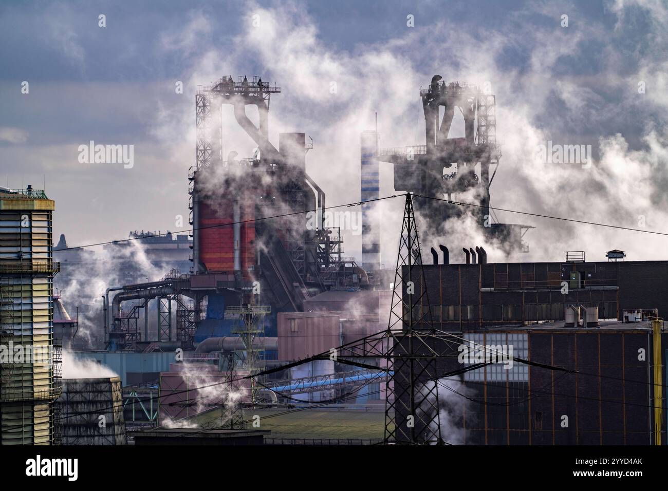 Panorama des ThyssenKrupp Steel Stahlwerk in Duisburg-Bruckhausen, die Hochöfen 8 und 9, NRW, Deutschland, ThyssenKrupp Steel Bruckhausen *** Panorama des aciéries ThyssenKrupp in Duisburg Bruckhausen, hauts fourneaux 8 et 9, NRW, Allemagne, ThyssenKrupp Steel Bruckhausen Banque D'Images