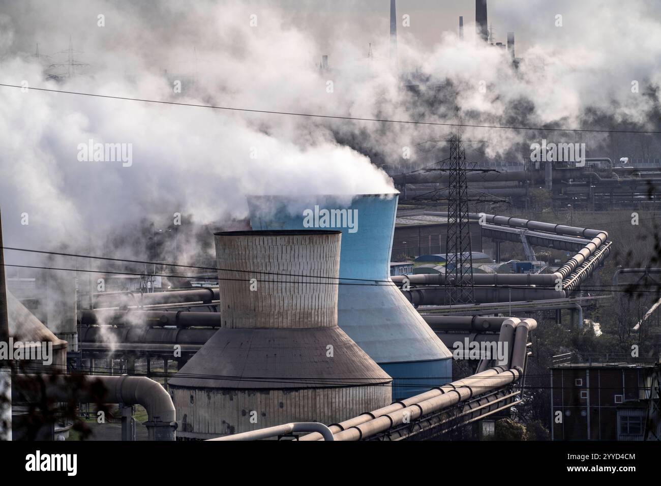 Panorama des ThyssenKrupp Steel Stahlwerk in Duisburg-Bruckhausen, Kühltürme, Am Kraftwerk Hamborn, Rohrleitungen, im Hintergrund das ThyssenKrupp Kraftwerk Hermann Wenzel in Ruhrort, NRW, Deutschland, ThyssenKrupp Steel Bruckhausen *** Panorama of the ThyssenKrupp Steel Steel Steel Steel Steel Works in Duisburg Bruckhen Banque D'Images