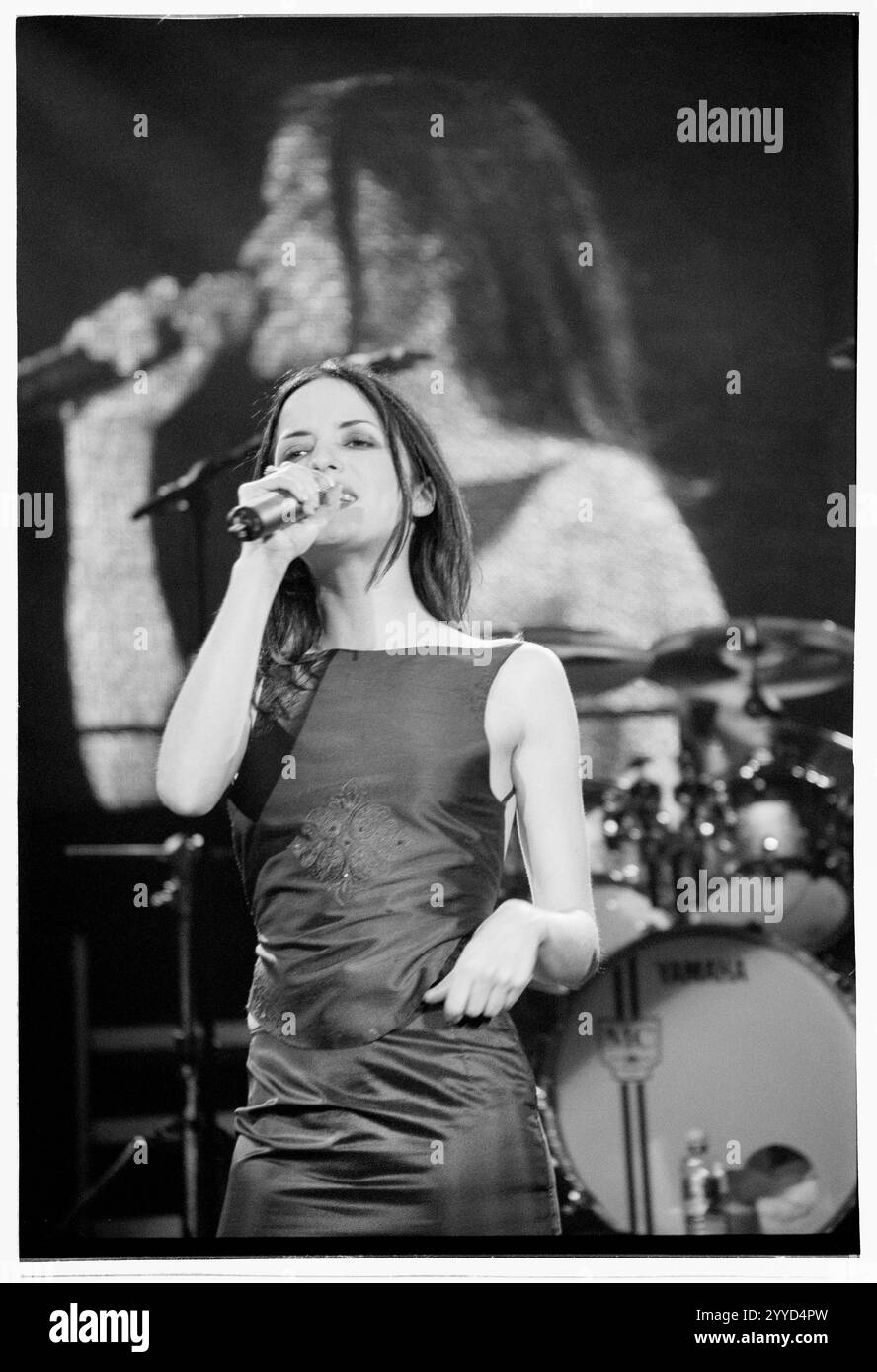 ANDREA CORR, THE CORRS, CONCERT, 1998 : une photo de début de carrière d'un jeune Andrea Corr, chanteuse principale des Corrs jouant au Cardiff International Arena & Convention Centre, Cardiff, pays de Galles, Royaume-Uni le 18 décembre 1998. Photo : Rob Watkins. INFO : The Corrs est un groupe irlandais formé en 1990, connu pour son mélange harmonieux de pop, rock et musique folk irlandaise traditionnelle. Avec leurs frères et sœurs Andrea, Sharon, Caroline et Jim Corr, ils ont atteint une renommée mondiale avec des tubes comme Breathless et l'album Talk on Corners. Banque D'Images