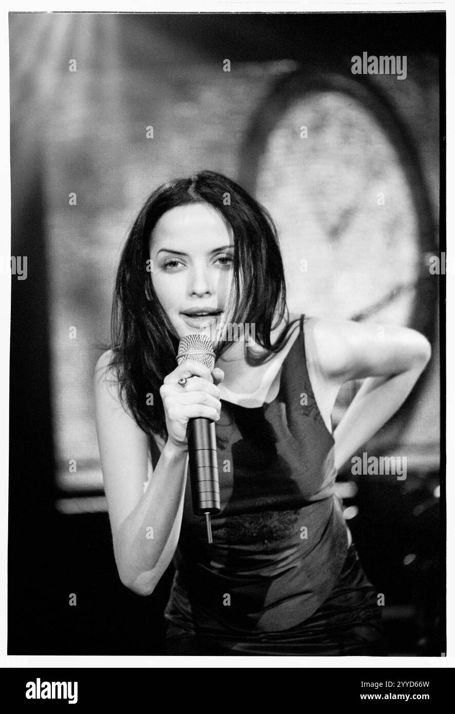 ANDREA CORR, THE CORRS, CONCERT, 1998 : une jeune Andrea Corr chanteuse principale des Corrs jouant un concert en début de carrière au Cardiff International Arena & Convention Centre, Cardiff, pays de Galles, Royaume-Uni le 18 décembre 1998. Photo : Rob Watkins. INFO : The Corrs est un groupe irlandais formé en 1990, connu pour son mélange harmonieux de pop, rock et musique folk irlandaise traditionnelle. Avec leurs frères et sœurs Andrea, Sharon, Caroline et Jim Corr, ils ont atteint une renommée mondiale avec des tubes comme Breathless et l'album Talk on Corners. Banque D'Images