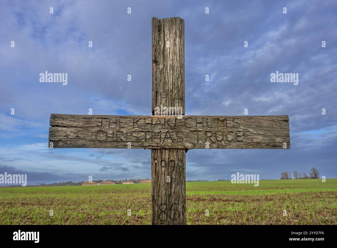 Monument Khaki Chums Cross de la première Guerre mondiale à la Trêve de Noël de la première Guerre mondiale Allemand - match de football britannique joué à No Man’s Land, Ploegsteert, Hainaut, Belgique Banque D'Images