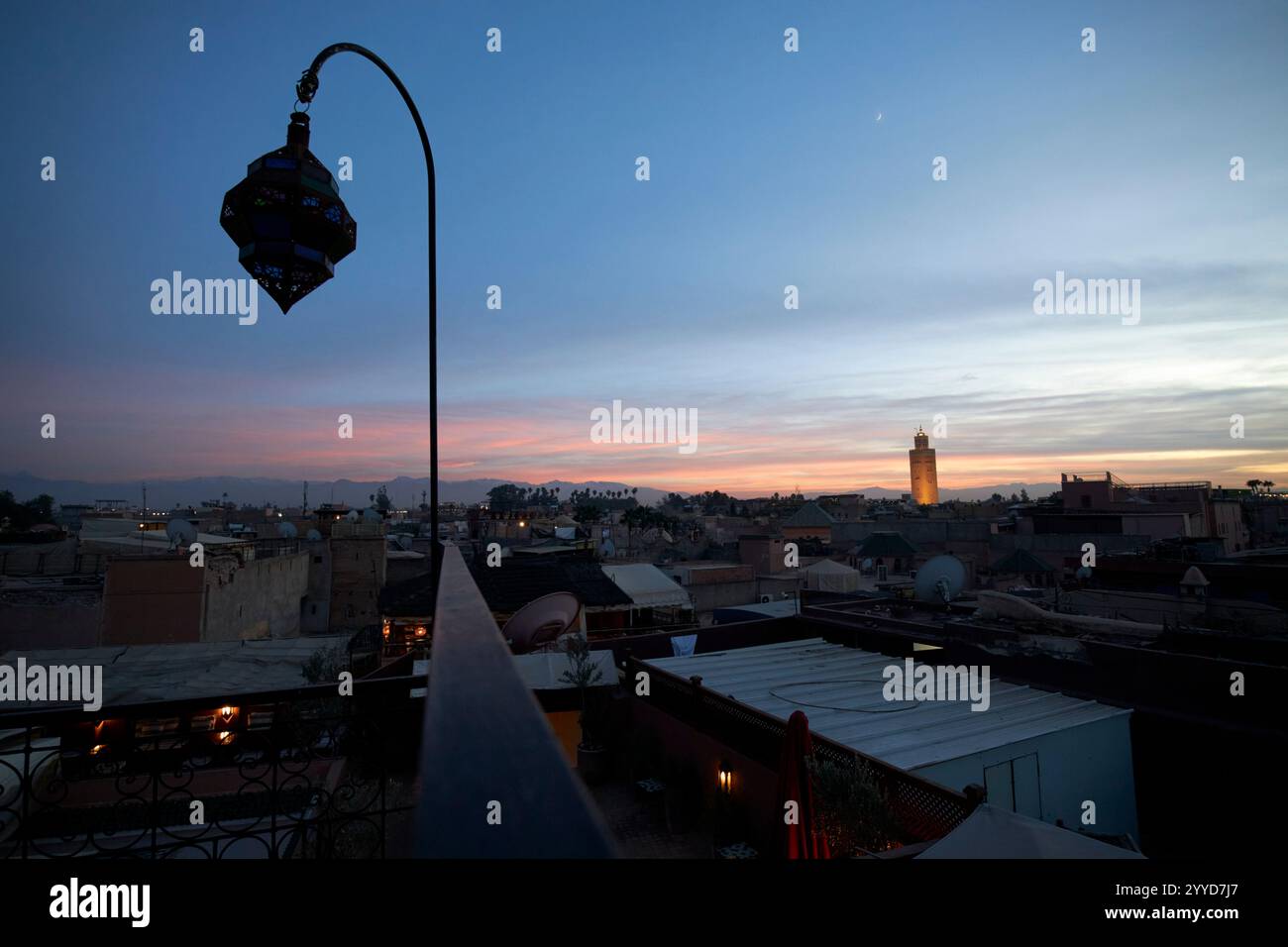 éclairage traditionnel marocain sur le toit-terrasse d'un riad au coucher du soleil dans la médina de marrakech, maroc Banque D'Images