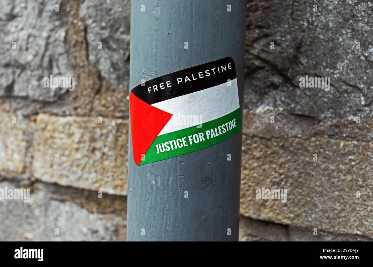 Un autocollant portant les slogans "FREE PALESTINE" et "JUSTICE FOR PALESTINE" sur un fond du drapeau palestinien dans une rue de Weston-super-Mare, au Royaume-Uni Banque D'Images