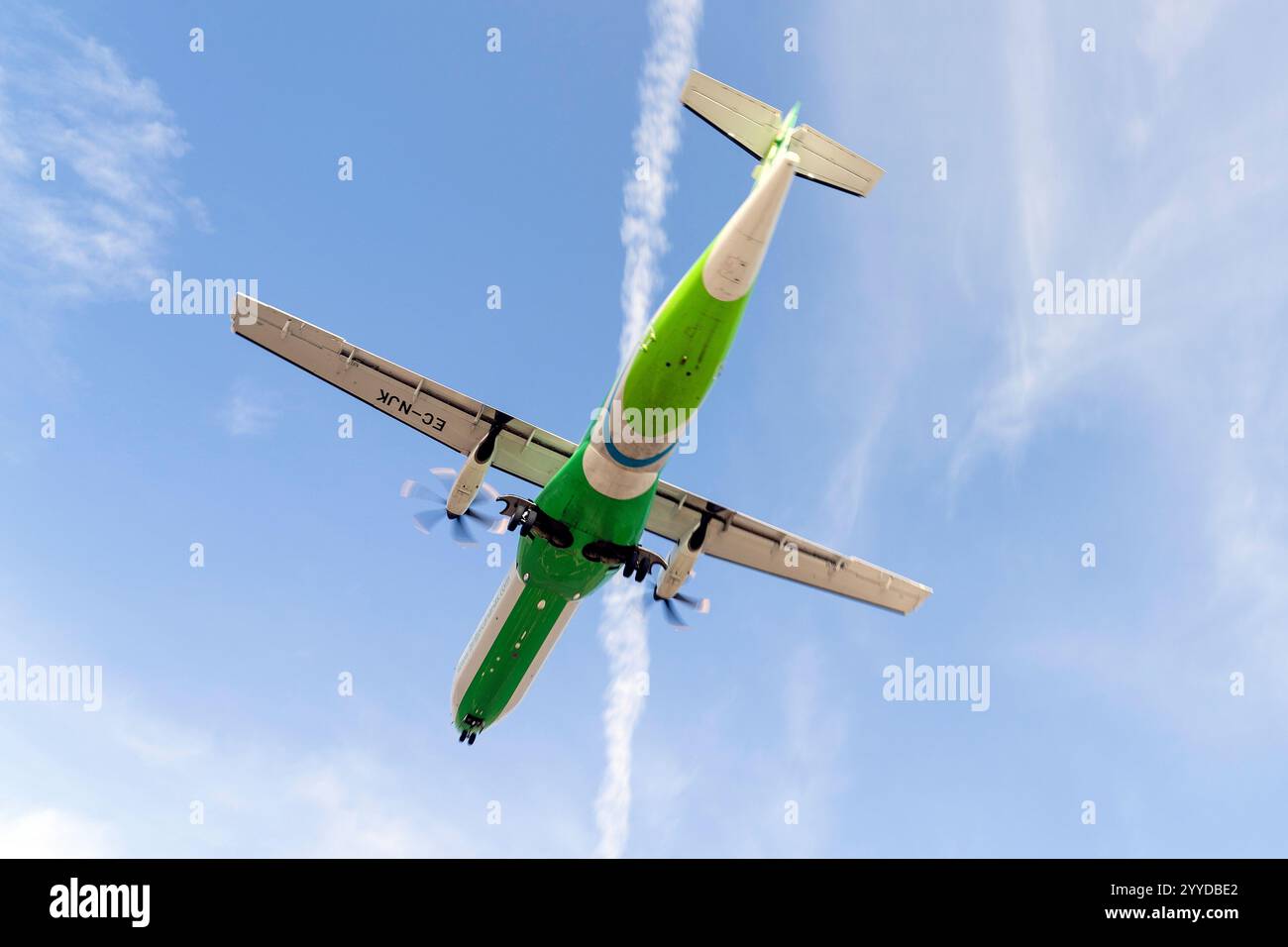 Binter Canarias ATR 72-600 approche de l'aéroport de Lanzarote avec des traînées dans Blue Sky Banque D'Images