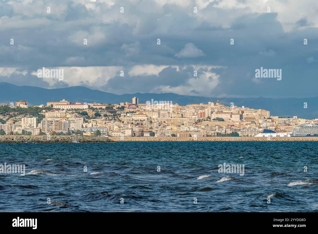 Vue panoramique sur le centre de Cagliari, Italie depuis la mer Banque D'Images