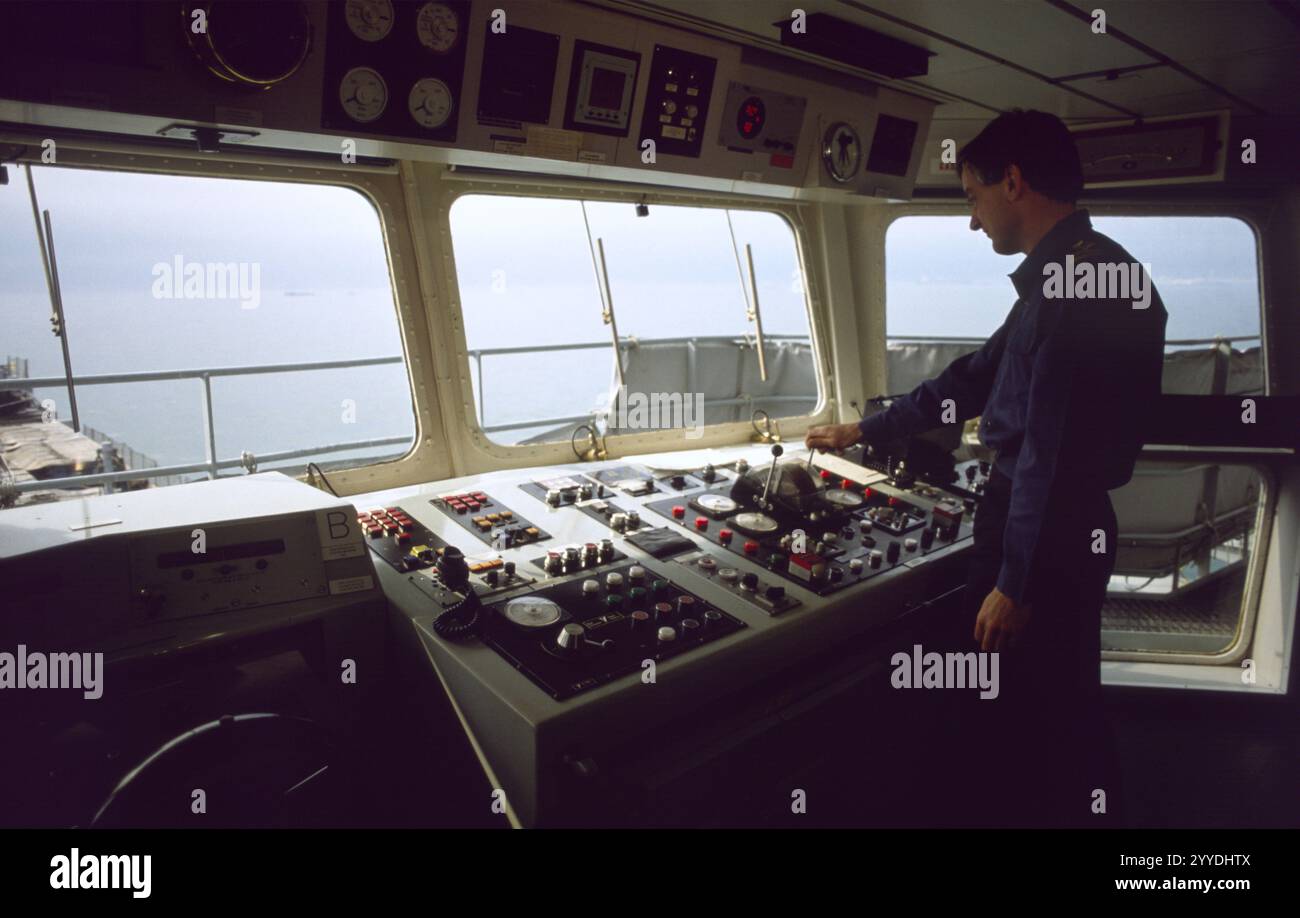 Première Guerre du Golfe : 20 mars 1991 Un deuxième officier aux contrôles sur le pont de RFA Sir Galahad (L3005) pendant les opérations de déminage dans le golfe Persique. Banque D'Images