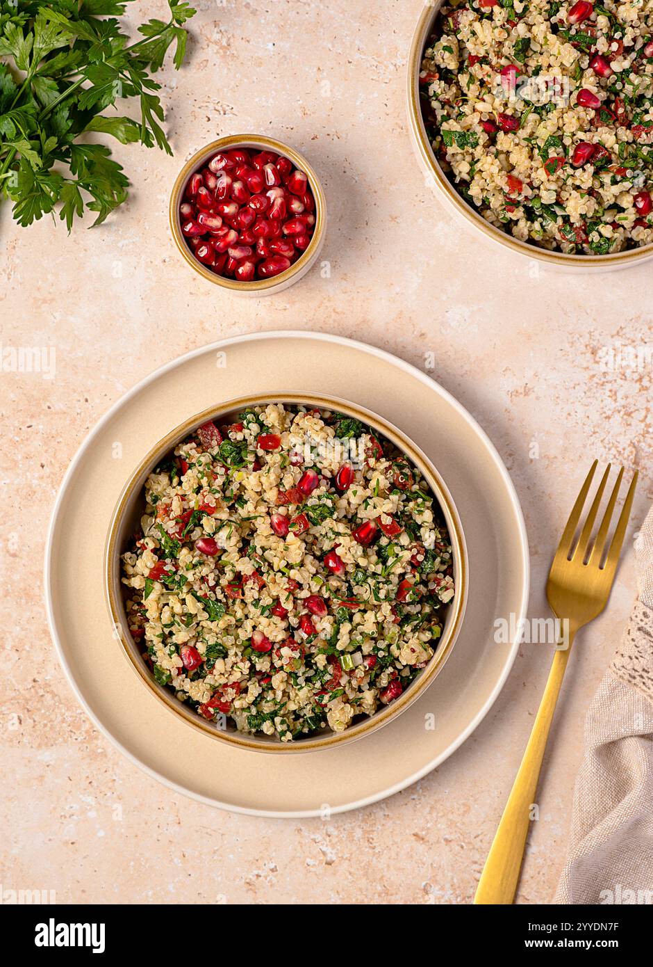 Photographie alimentaire de tabouleh salade avec grenade, boulgour ; persil, menthe, tomate, oignon de printemps, plat végétalien, cuisine arabe Banque D'Images