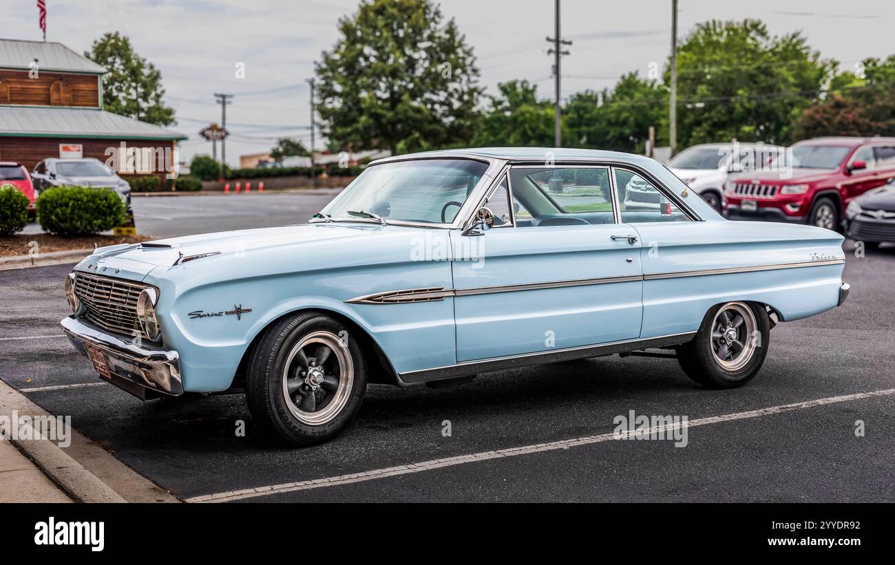 Hickory, Caroline du Nord, États-Unis-7 juillet 2021 : une Ford Falcon Sprint V8 1964-65. Coquille d'œuf bleue, dans le parking. Banque D'Images