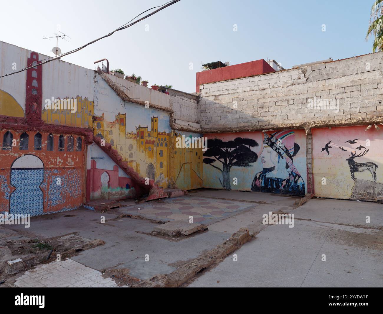 IDilapidated coin de rue avec Street art n la ville d'Agadir, Maroc. 21 décembre 2024 Banque D'Images