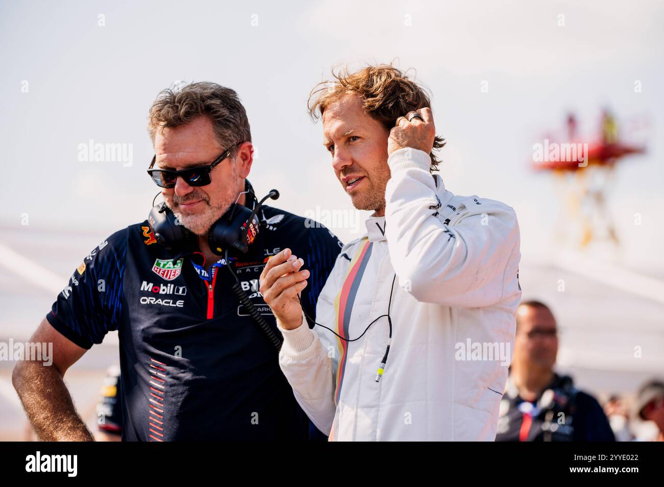 Le champion du monde Sebastian Vettel (GER) et un membre de l'équipe Red Bull lors du Red Bull Formula Nürburgring Event 2023 reviennent dans une voiture de formule 1. Banque D'Images