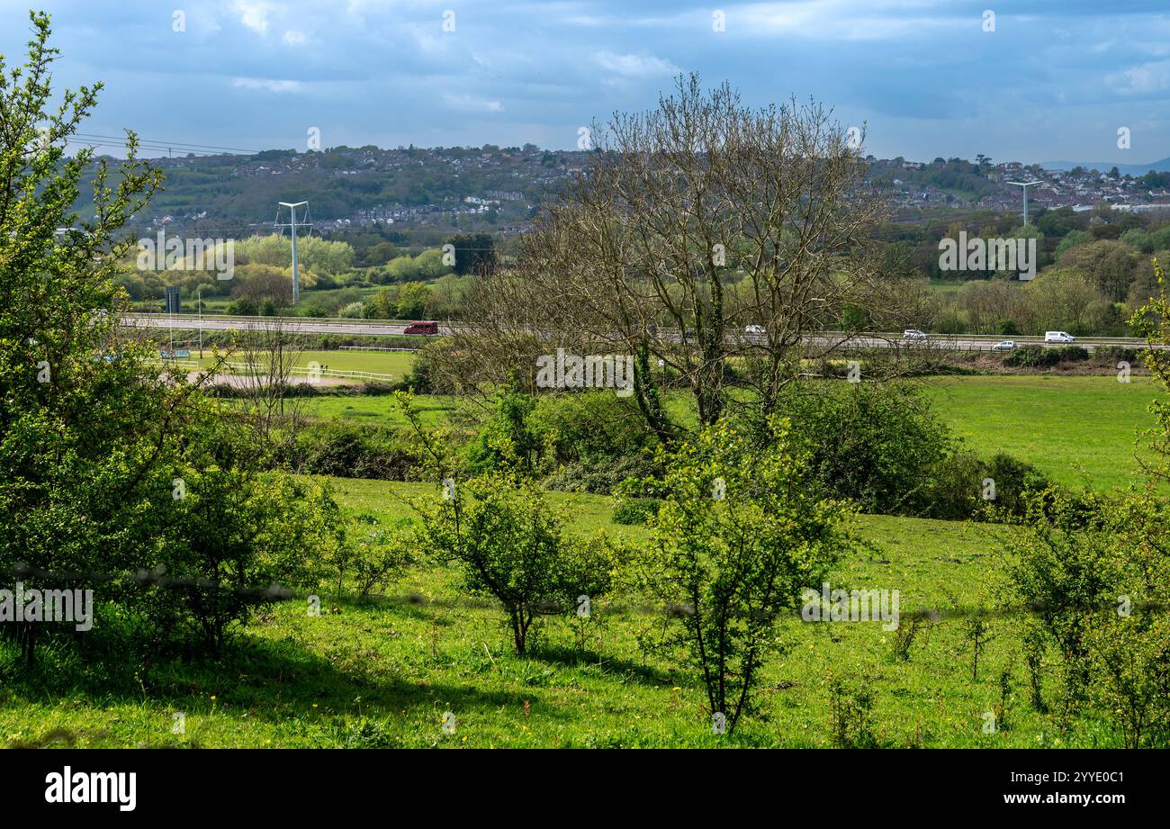 Paysage rural Spring Across Fields and the M5 Southbound pris depuis un sentier près de Priors Wood, Portbury, Bristol, Royaume-Uni Banque D'Images