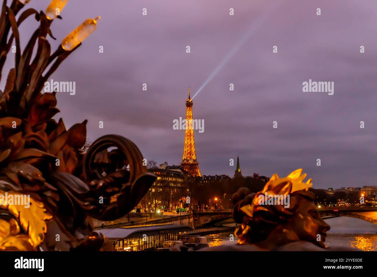 Une vue imprenable sur la Tour Eiffel depuis le Pont Alexandre111 Banque D'Images